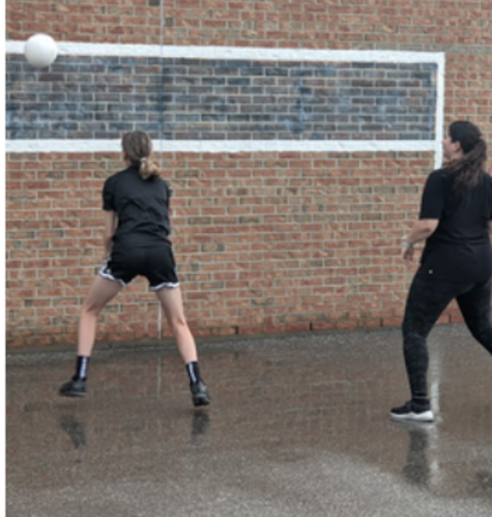 The same wall painted as a volleyball Sportswall, with two players rallying off it