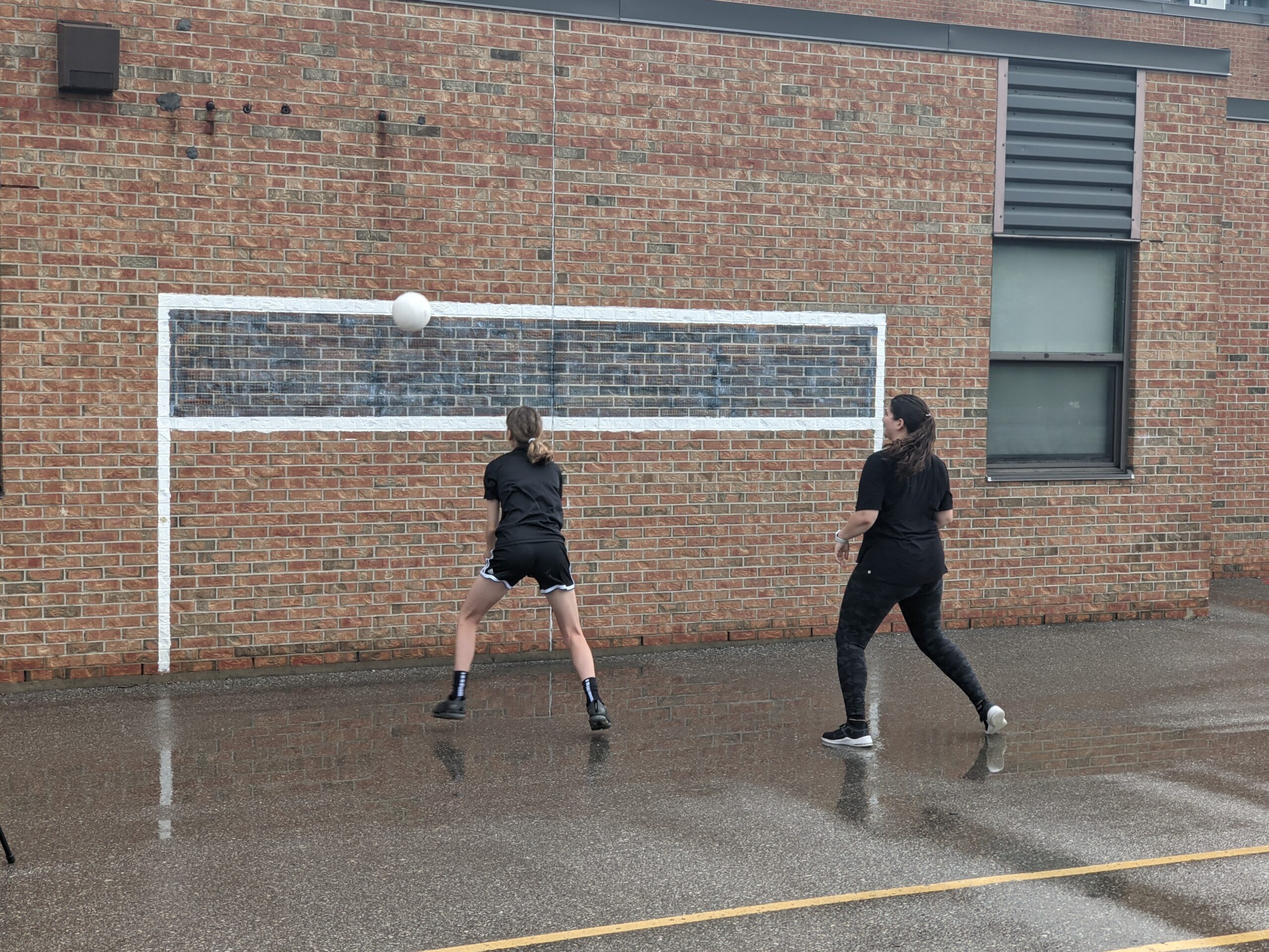 A volleyball Sportswall painted on a schoolyard wall